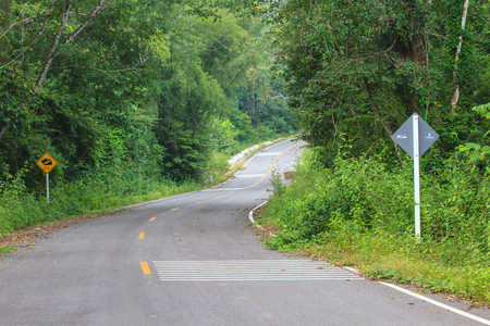 线符号交通的道路上