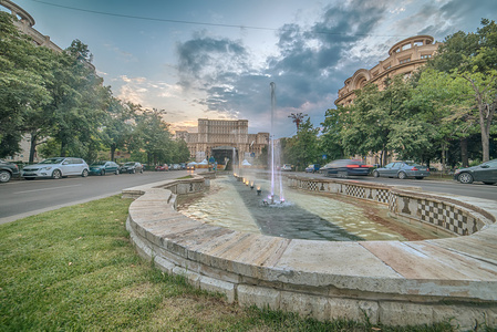 罗马尼亚布加勒斯特 喷泉介于联盟林荫大道上