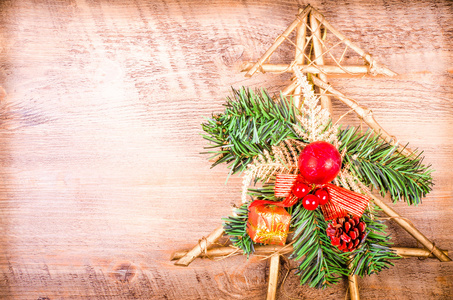 白雪皑皑的圣诞树用红球和礼品。木制的新年装饰。文本的自由空间