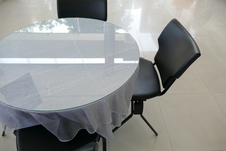 黑色皮革椅子和灰色桌布的圆桌会议