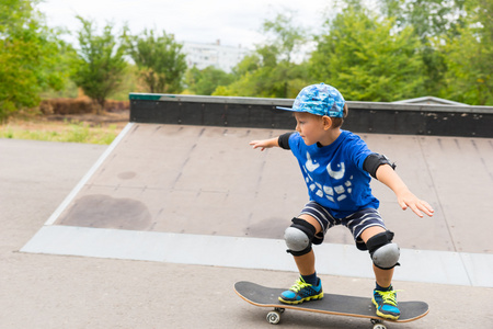 运动的小男孩可爱的小男孩用电动螺丝刀小男孩捕捉昆虫与他的母亲小