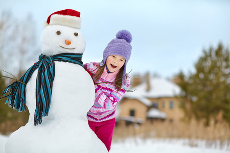 孩子玩堆雪人