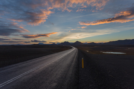 在北冰岛的道路。日落
