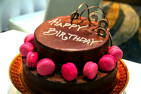 装饰精美的题字生日快乐节日巧克力蛋糕照片