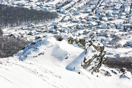 在山谷中的雪岩冬季景观和村庄