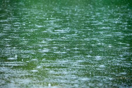 多雨天气概念