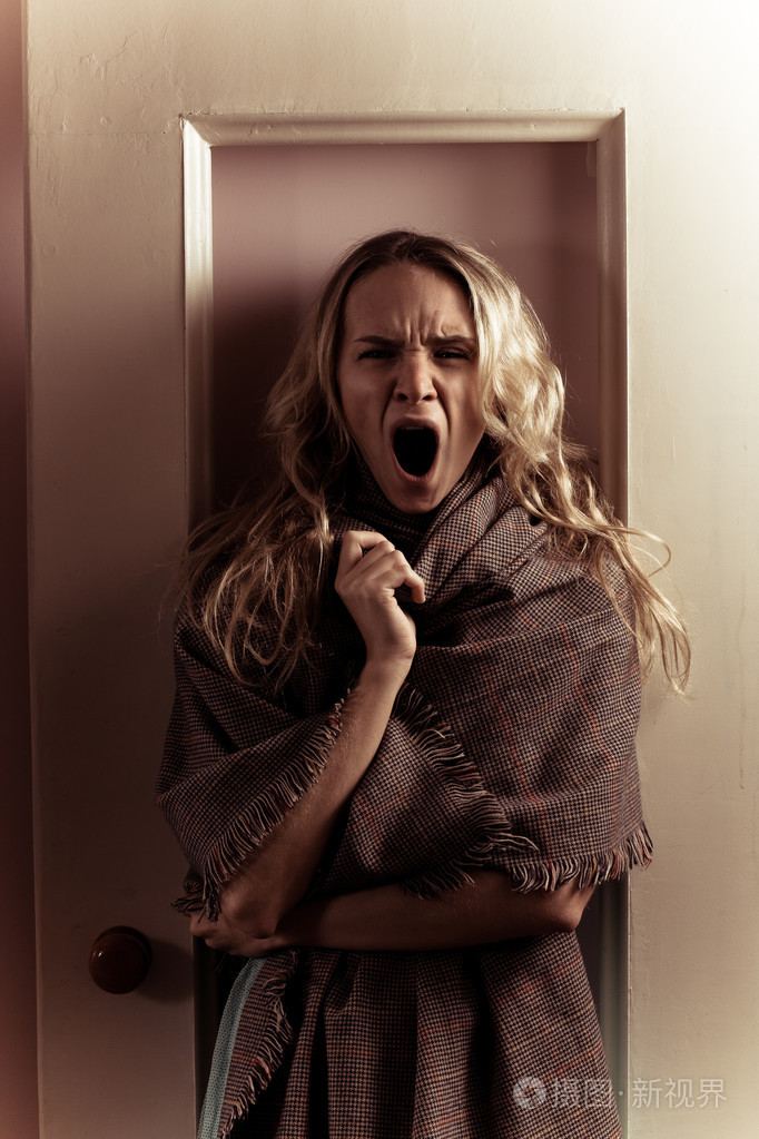 金发碧眼的年轻人可怕的女人