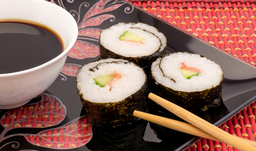 寿司用筷子红垫子上的黑色板上关闭