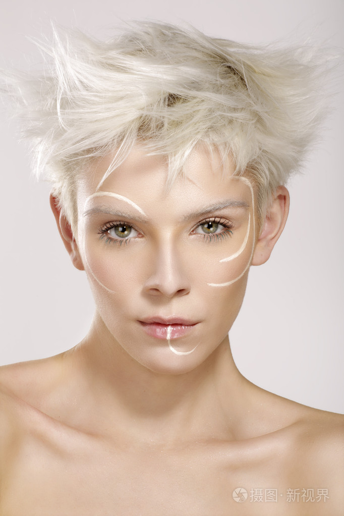 漂亮的金发模特高雅艺术化妆