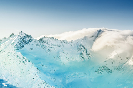 冬季风景与积雪覆盖的山脉