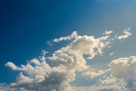 蓝天中的白色积云作为背景使用。