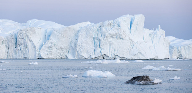海湾中不同形式的巨大冰山。 格陵兰岛。