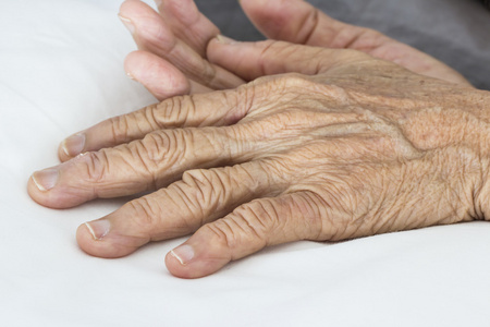 在床上的老人手照片