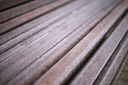 长凳覆盖着霜冻