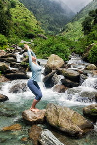 Sorty 适合女人做瑜伽体式 Utkatasana