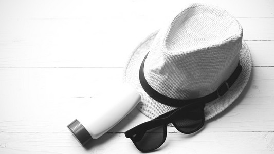 帽子太阳镜和身体和白色