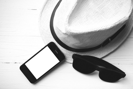 帽子太阳镜和智能手机黑色和白色