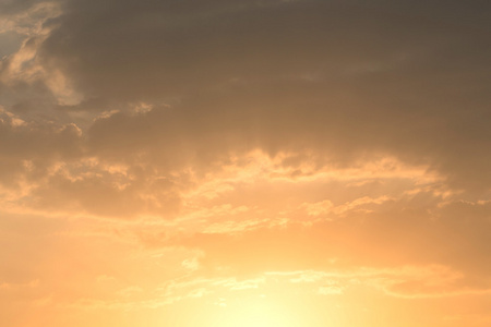 在傍晚的阳光光线的夕阳的天空背景