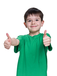 快乐的小男孩，穿着一件绿色的衬衫