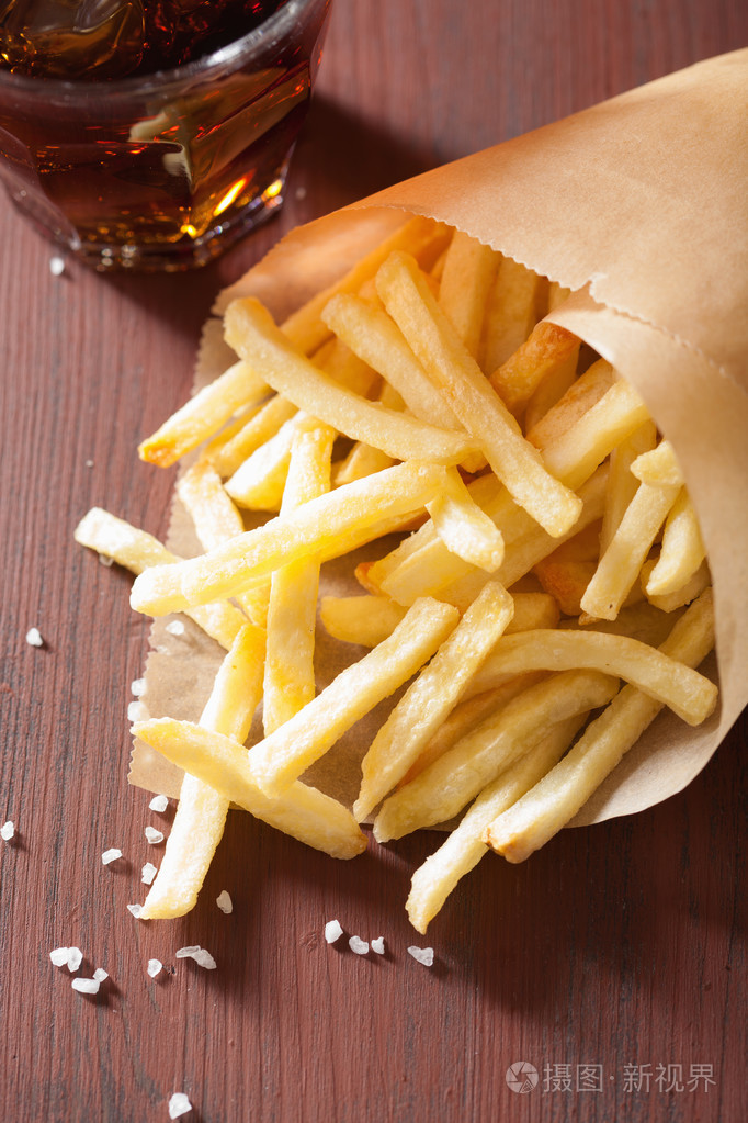 法式炸薯条和可乐在质朴的背景照片-正版商用图片1kll5a-摄图新视界