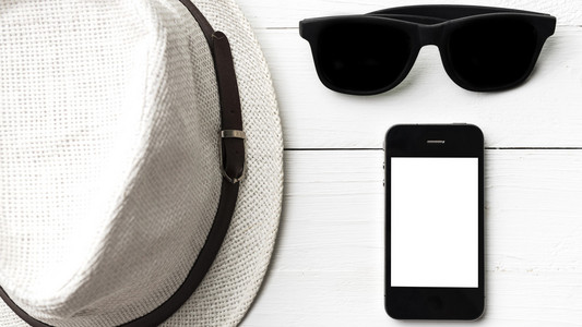 帽子太阳镜和智能手机