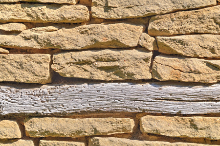石头墙的木梁与背景