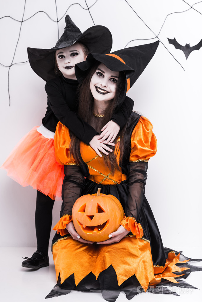 儿童庆祝万圣节