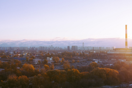 在秋日的夕阳，乌克兰基辅工业视图