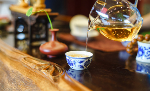 全叶正山小种茶一杯，丰富的黑烟味茶