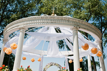 婚礼拱的椅子 许多鲜花和装饰