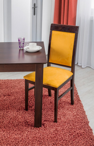简单的木制餐桌和椅子在室内工作室 ambie