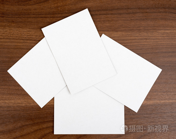 在木桌上的四个空白卡片