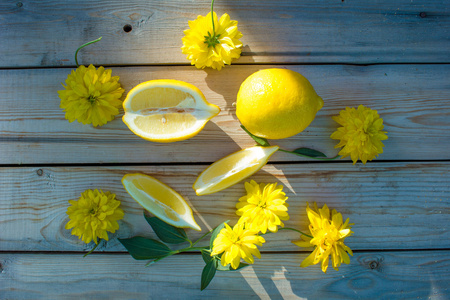 概念秋天收获柠檬和鲜花图片
