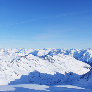 在冬天，阿尔卑斯山，奥地利山脉的山峰
