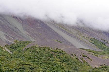 笼罩在遥远山峰上的云