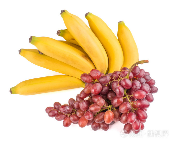 香蕉和红葡萄上白色孤立