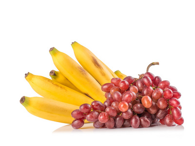 香蕉和红葡萄上白色孤立照片