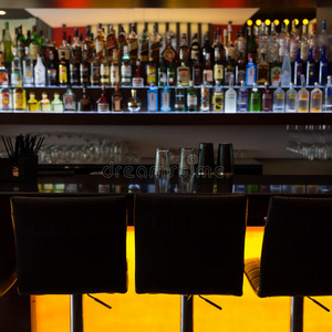 椅子的吧台酒保用烟熏的钞票做新鲜的鸡尾酒在吧台酒保空餐厅带高脚椅