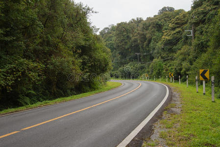 美丽的道路和危险曲线路标