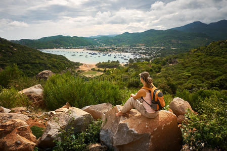 一位女旅行者望着蒙塔海湾的悬崖边