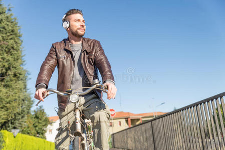 骑自行车在户外散步的人