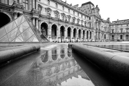 著名的卢浮宫博物馆