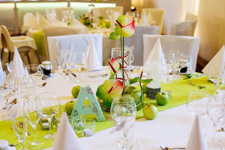 优雅的桌子，白色和绿色，苹果为婚礼标准
