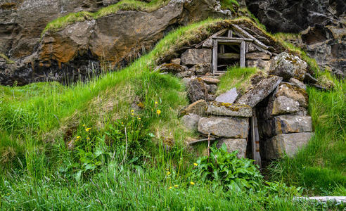 冰岛传统草皮屋的废墟