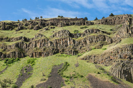 山上露出岩石的火山岩