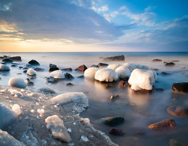 冬季波罗的海海滩，冰雪覆盖
