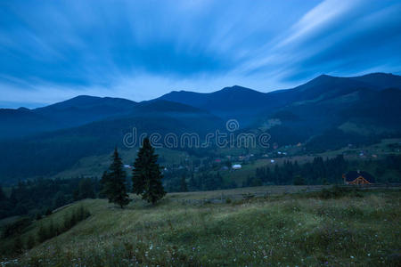 日出前的山区乡村景观