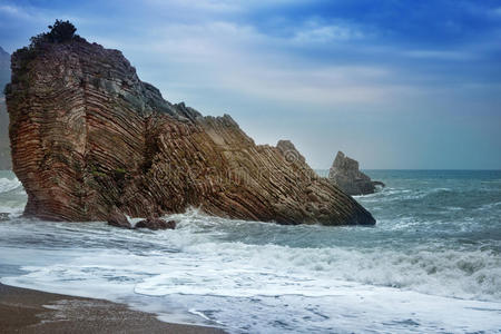 美丽的海景，海上的岩石