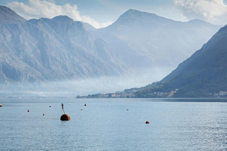 美丽的海景，海上的岩石