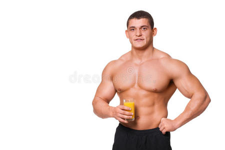 帅气的年轻肌肉男运动员拿着一杯果汁